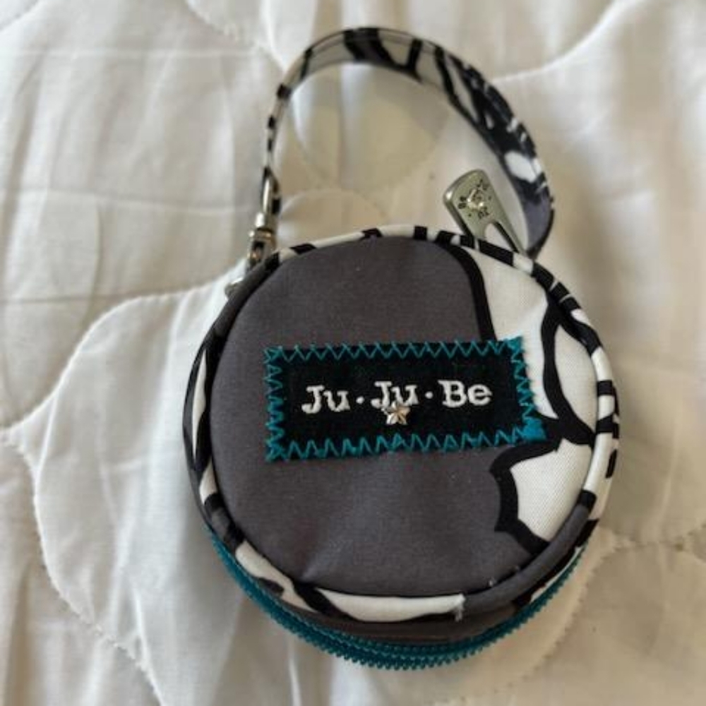 JuJuBe paci pod like new
